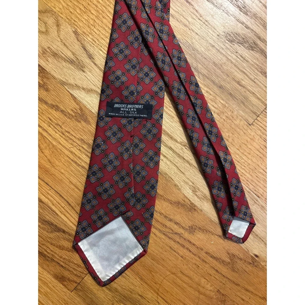 Brooks Brothers Necktie Mens OS Red Excellent Silk Geometric Medallion USA Made